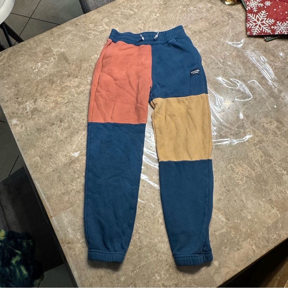 Abercrombie fleece sweatpants
Size 9/10
Small water stain as shown